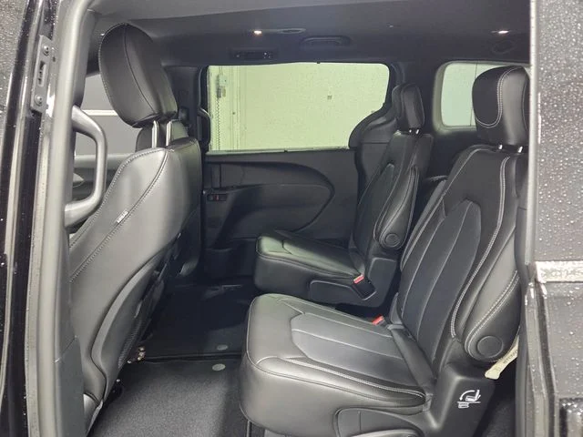 New 2027 Diamond Black Crystal Pearl-Coat Exterior Paint Chrysler Select image 6