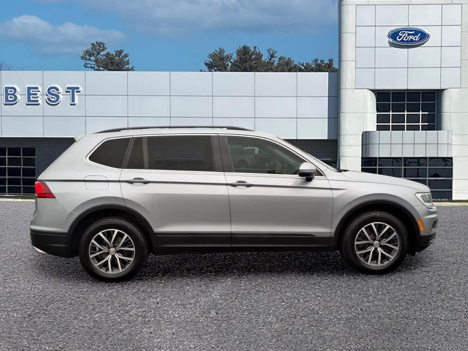 Used 2019 Pyrite Silver Metallic Volkswagen SE image 8