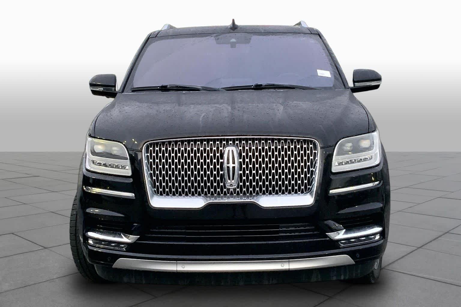 Used 2018 Black Velvet Lincoln Select image 4