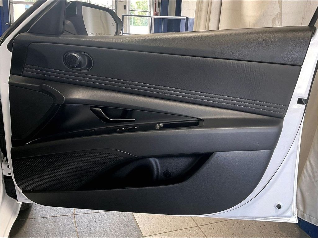 Used 2025 White Hyundai SEL Sport image 12