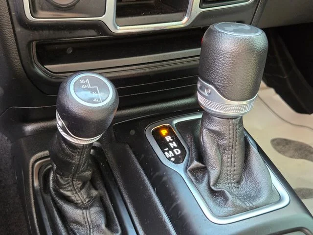 Used 2023  Jeep Sport image 15
