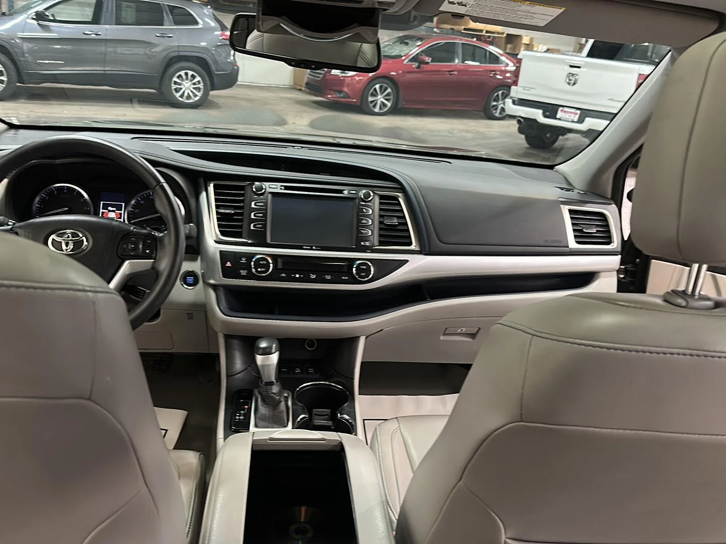 Used 2015 ALUMINA JADE METALLIC TOYOTA XLE image 26