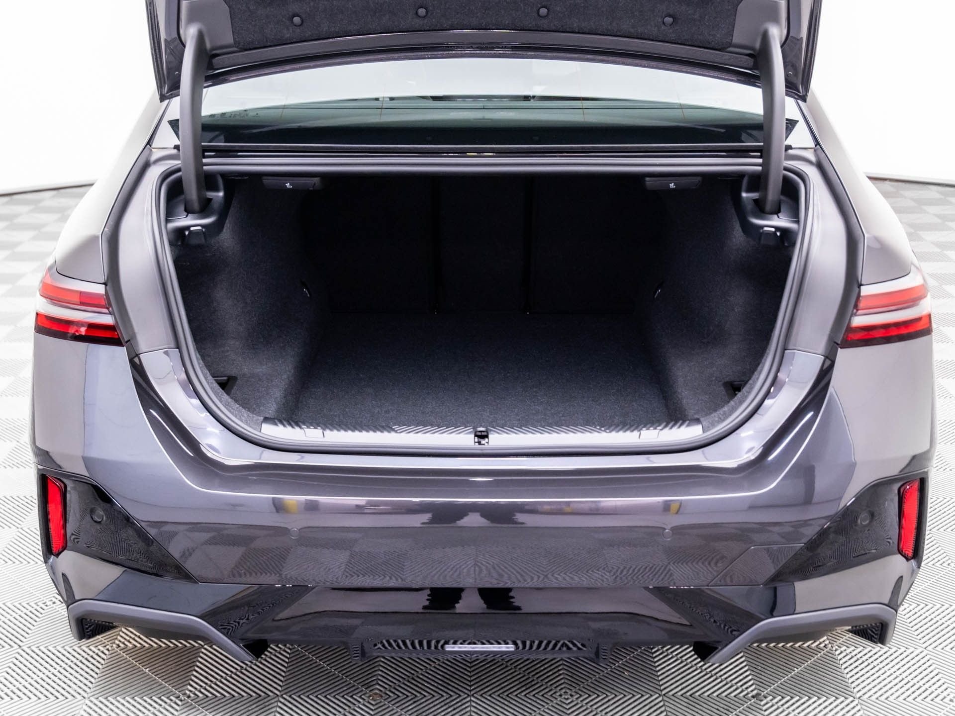 New 2026 Dark Graphite Metallic BMW 530i xDrive image 30