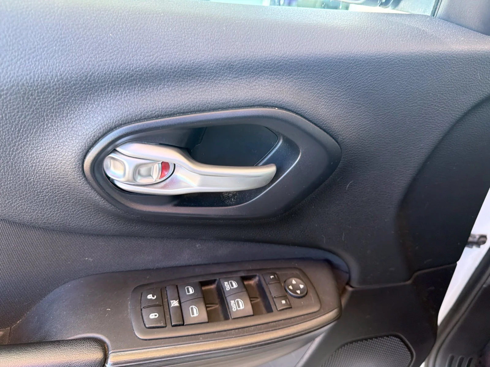 Used 2016 White Jeep Latitude image 7