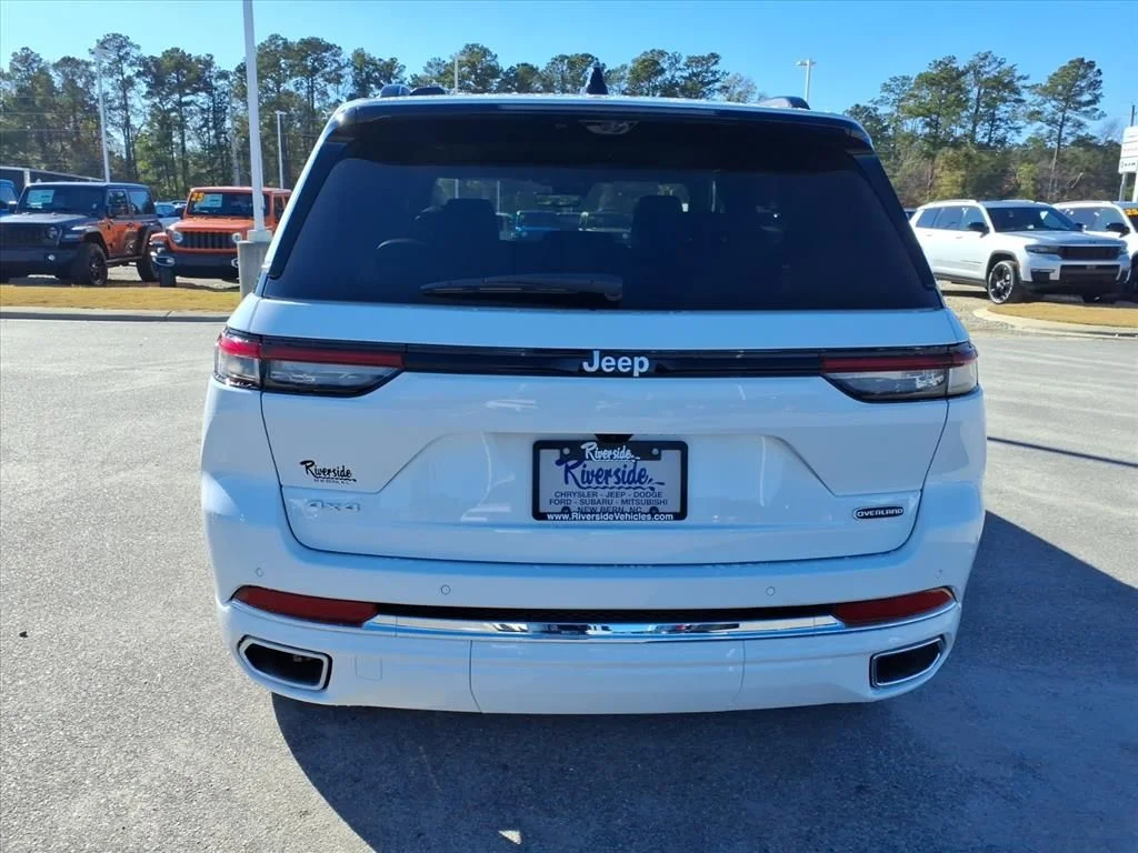 New 2025 Bright White Clear-Coat Exterior Paint Jeep Overland image 2