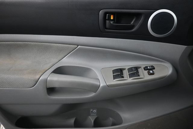 Used 2008 White Toyota Base image 23