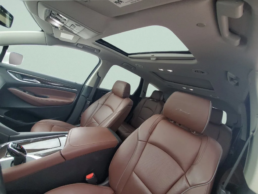 Used 2020 WHITE FROST TRICOAT Buick Avenir image 16