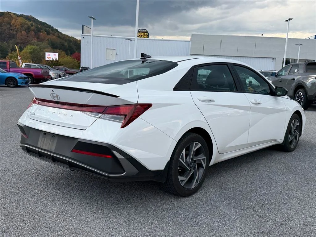 Used 2025 White Hyundai SEL Sport image 11