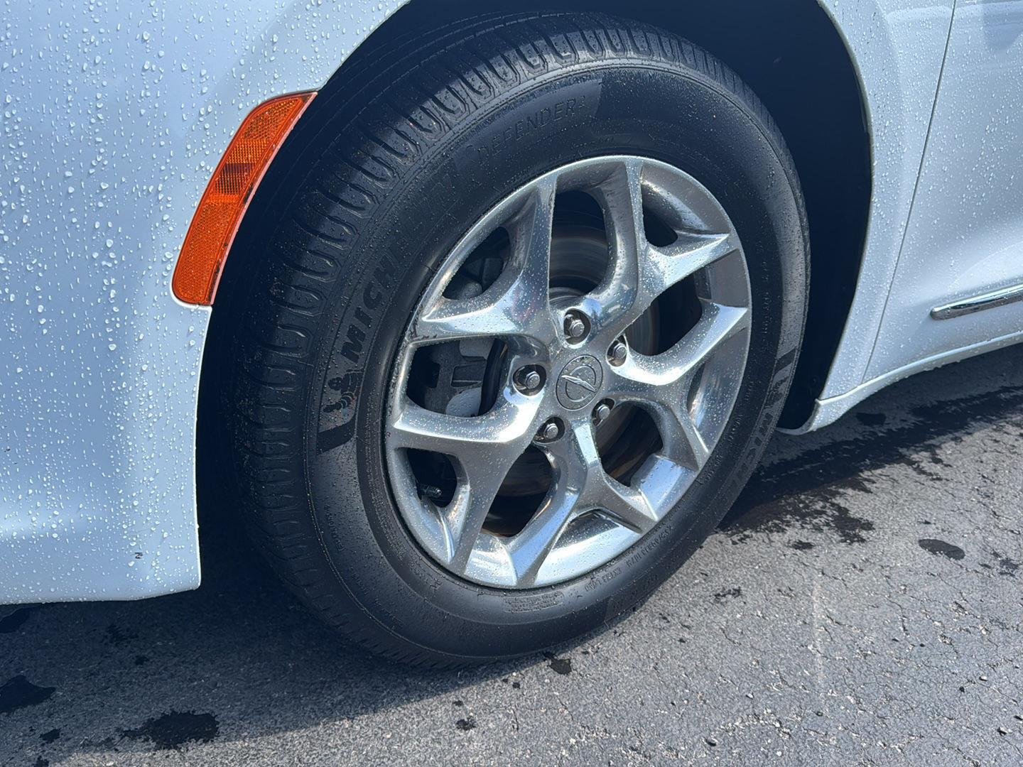 Used 2019 Bright White Clearcoat Chrysler Limited image 13