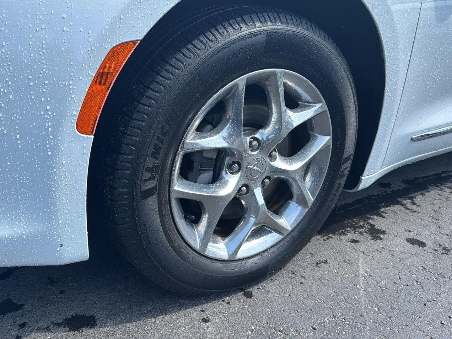 Used 2019 Bright White Clearcoat Chrysler Limited image 13