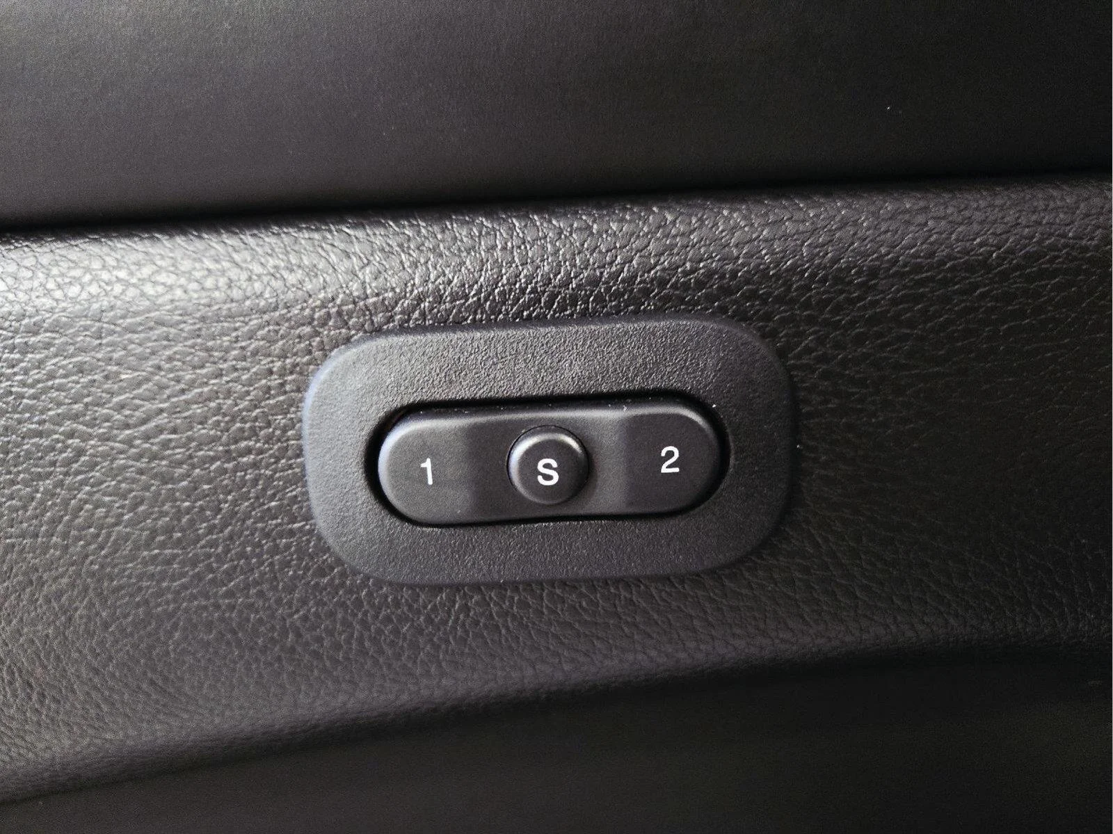 Used 2019 Diamond Black Crystal Pearlcoat Jeep Overland image 13