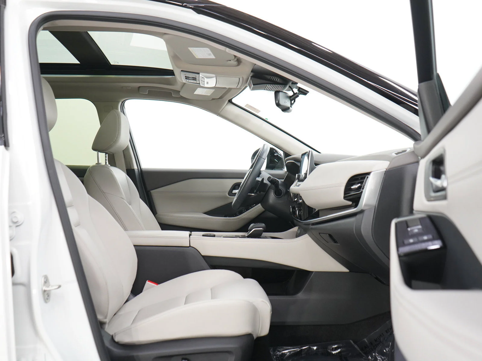 Used 2023 Pearl White Tricoat/Super Black Nissan SL image 11