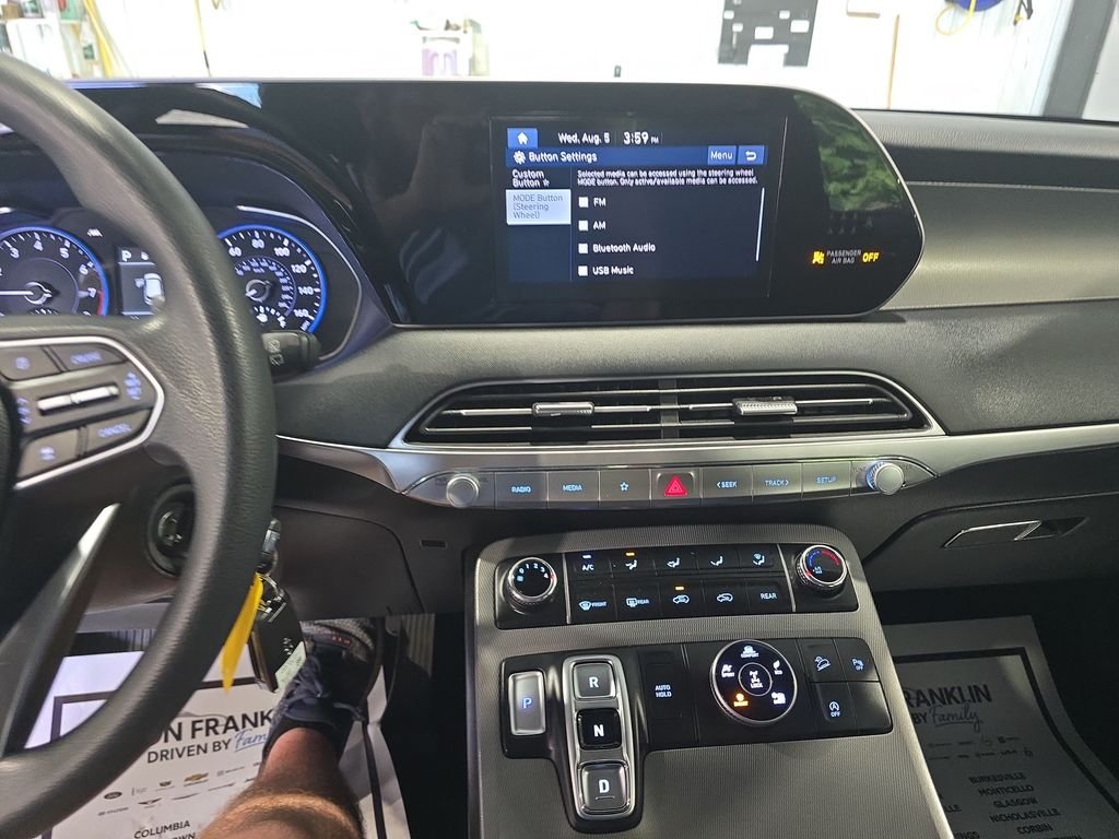 Used 2022 Black Hyundai SE image 19