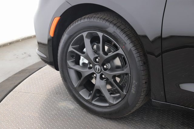 2026 Chrysler Pacifica Select - Photo 13
