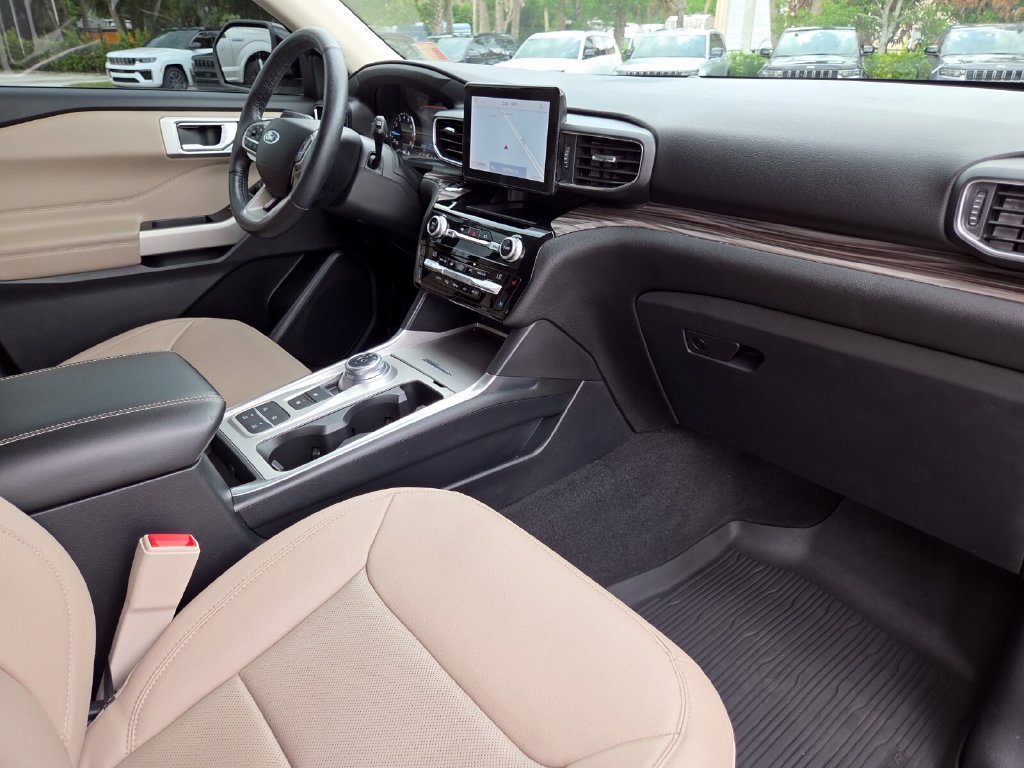 Used 2021 White Metallic Ford Limited image 14