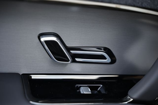 New 2026 Fuji White Land Rover Dynamic SE image 31