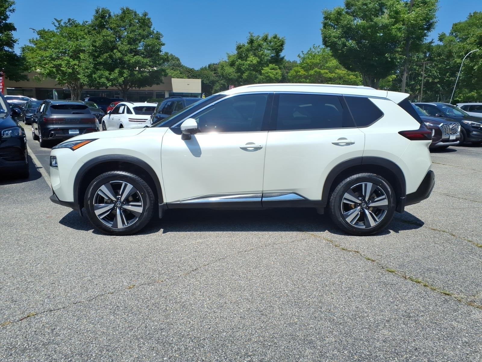 Used 2021 Pearl White Tricoat Nissan SL image 9