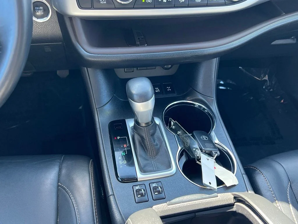 Used 2017 Predawn Gray Mica Toyota XLE image 20