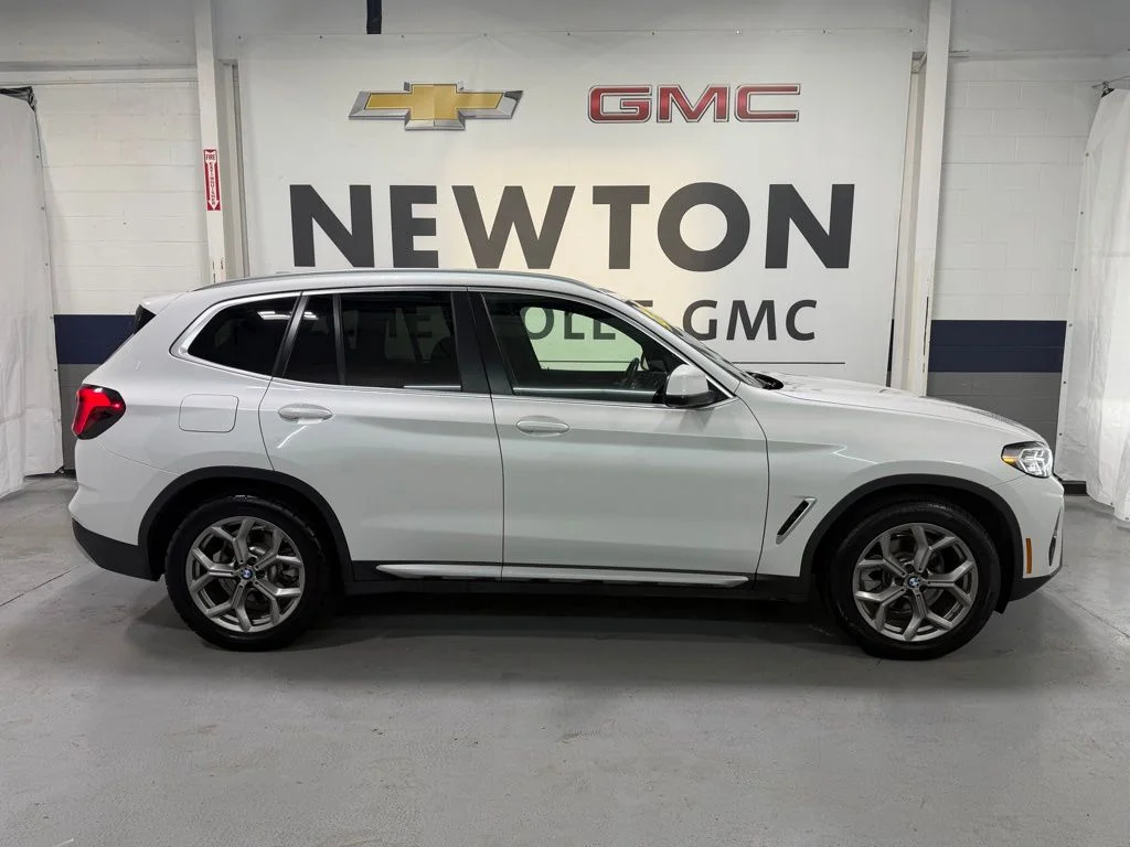 Used 2024 White BMW sDrive30i image 32