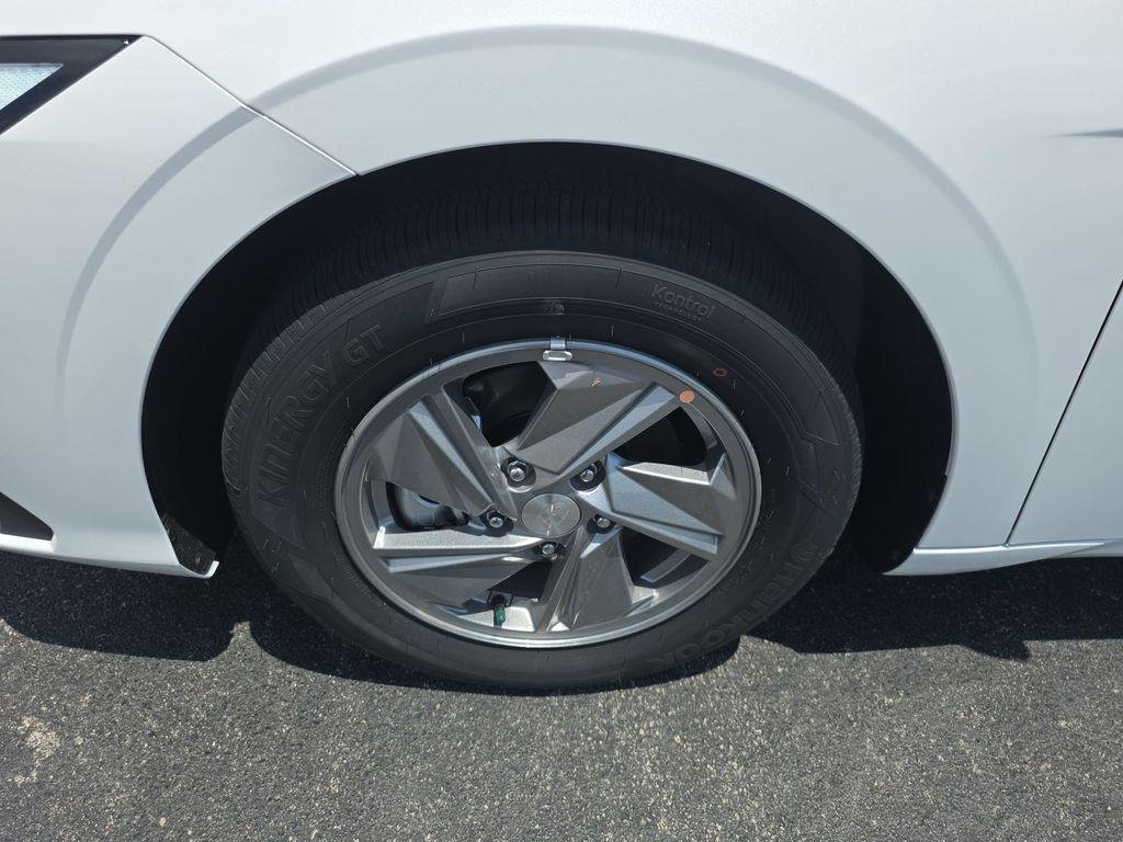 New 2026 White Hyundai SE image 10