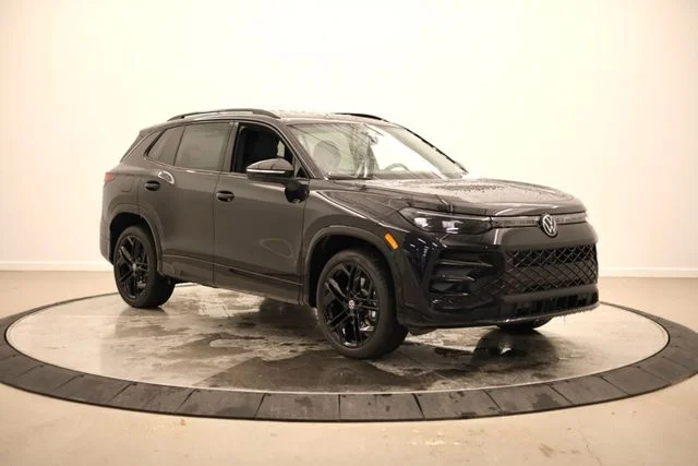 2026 Volkswagen Tiguan 2.0T SE R-Line Black 4Motion's photo