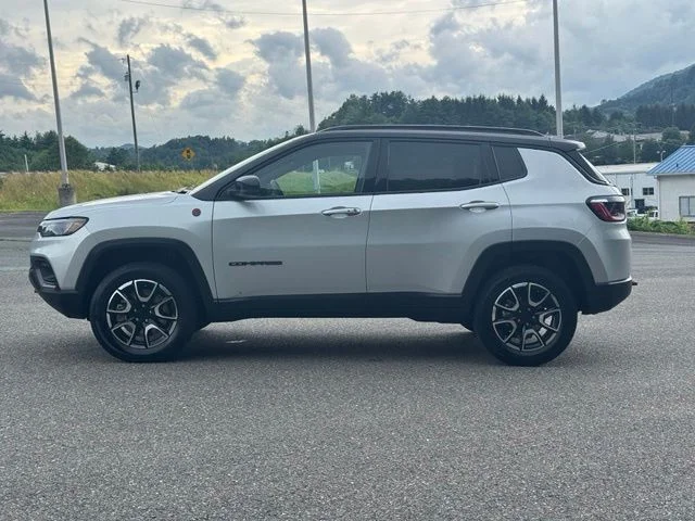Used 2024 Silver Jeep Trailhawk image 4