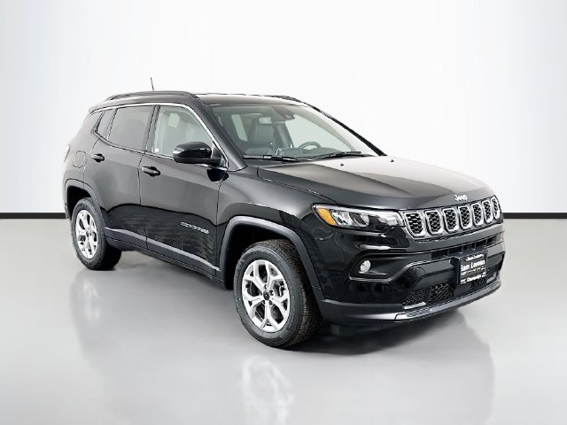New 2026 Diamond Black Crystal Pearl-Coat Exterior Paint Jeep Latitude image 1