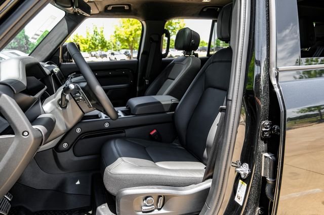 New 2026 Santorini Black Metallic Land Rover V8 image 43