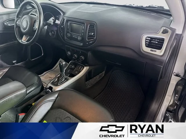 Used 2018 Silver Jeep Latitude image 28