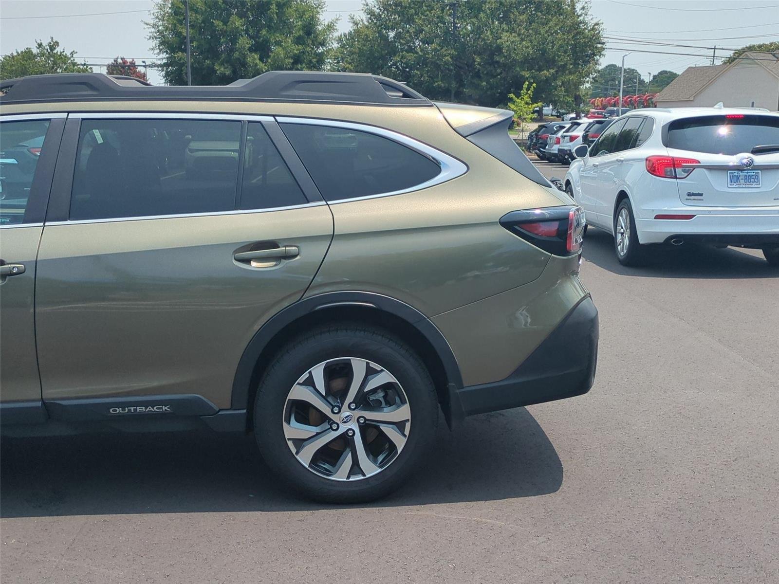 Used 2022 Autumn Green Metallic Subaru Limited image 11