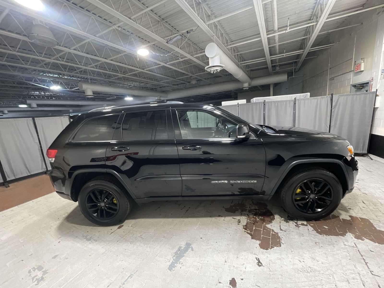Used 2019 Diamond Black Crystal Pearlcoat Jeep Limited image 27