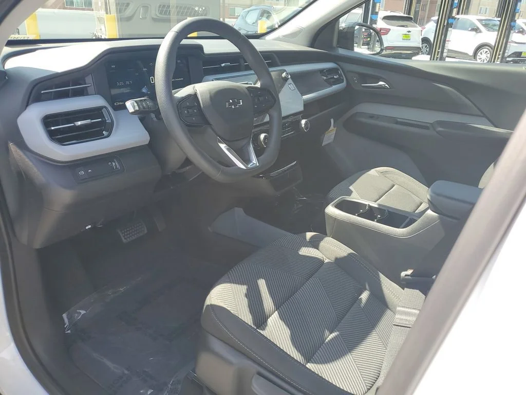 New 2027 Summit White Chevrolet LT image 18