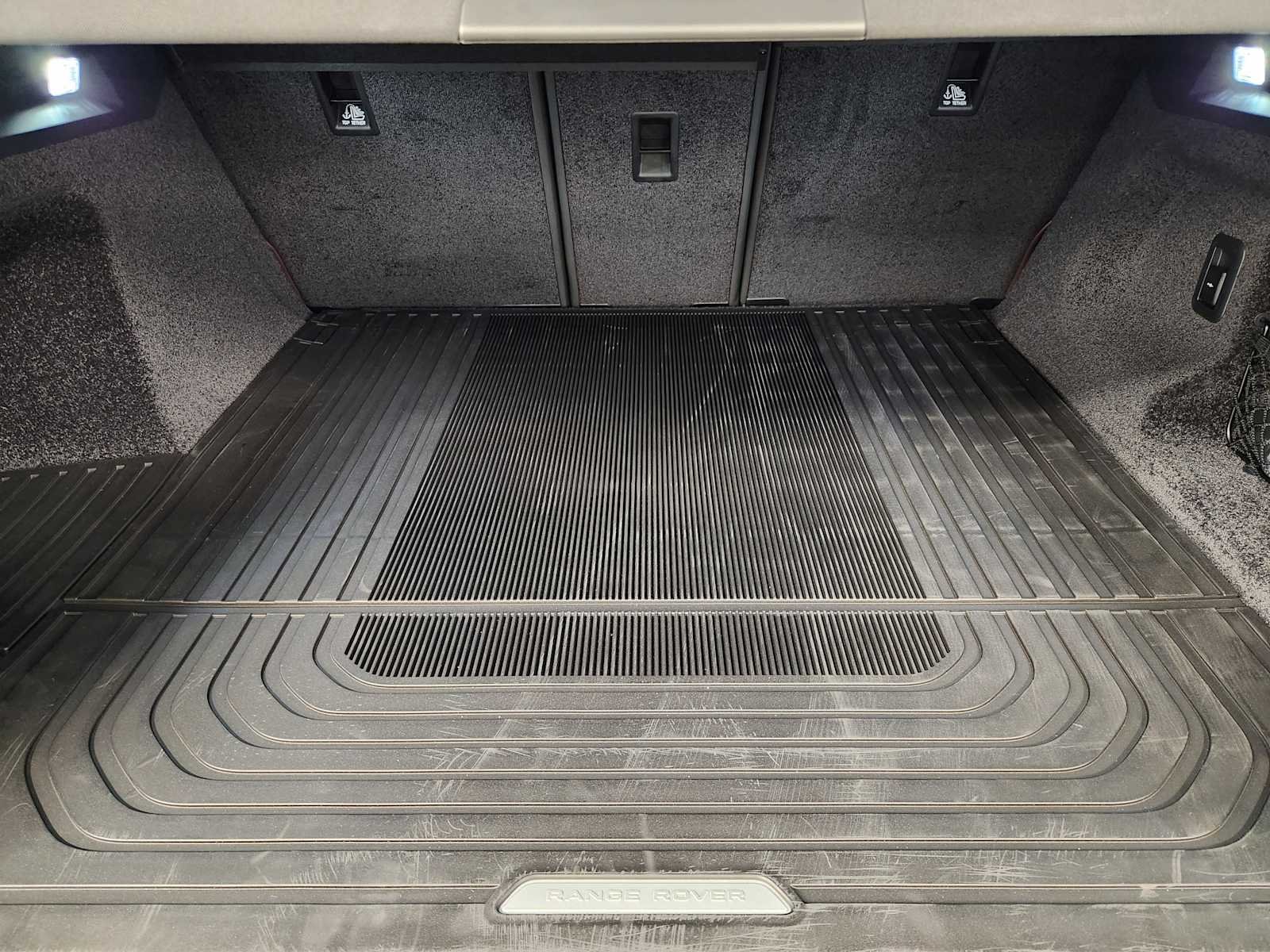 New 2026 Carpathian Grey Premium Metallic Land Rover SE image 32