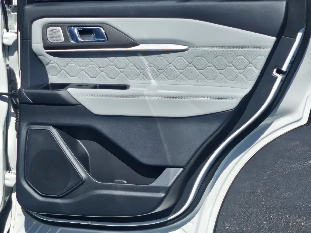 New 2027 White Ford Platinum image 38