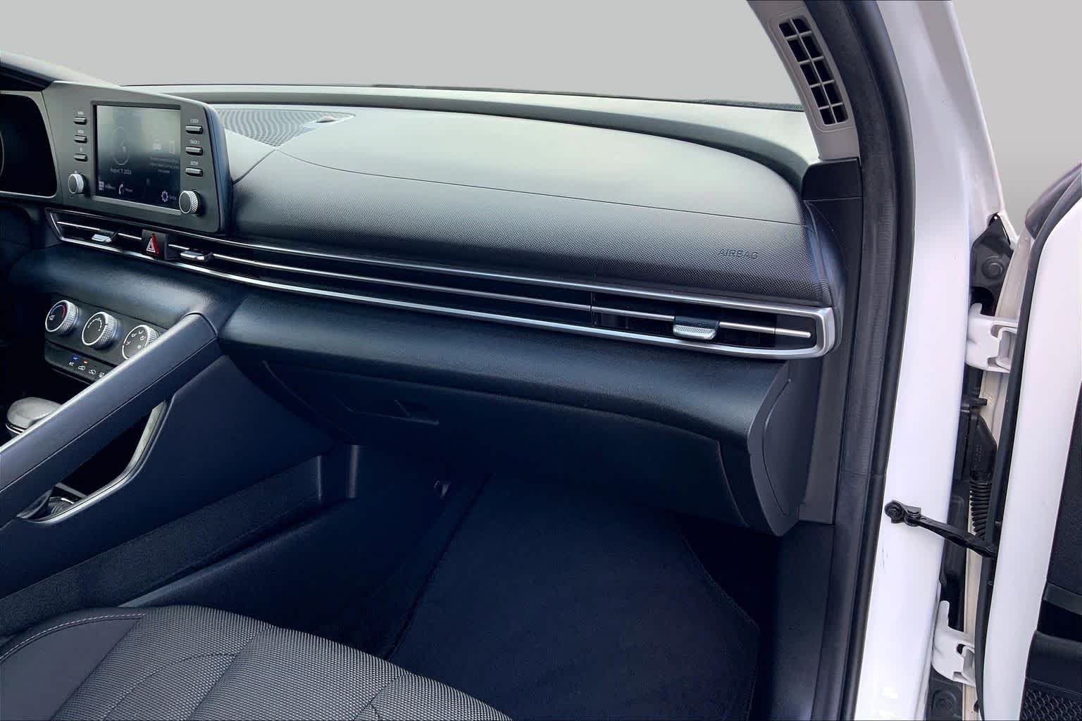 Used 2021 Quartz White Hyundai SE image 19
