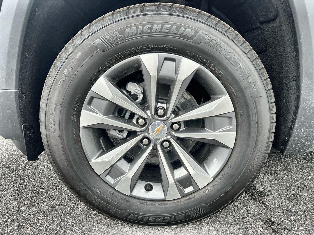 New 2027 Mosaic Black Metallic Chevrolet LT image 11