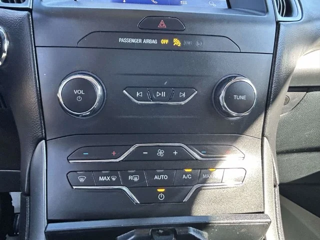 Used 2020 Silver Ford SE image 29
