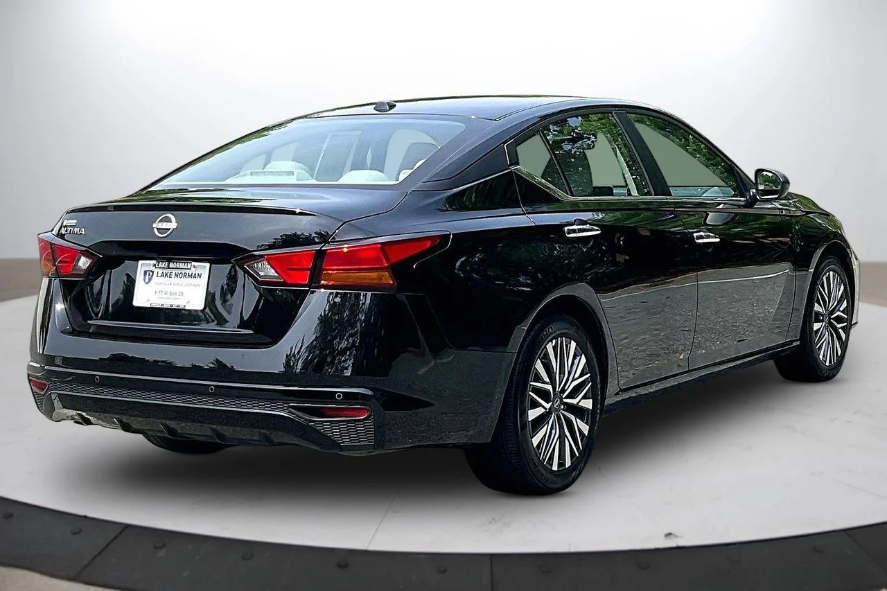 Used 2025 Black Nissan 2.5 SV image 9