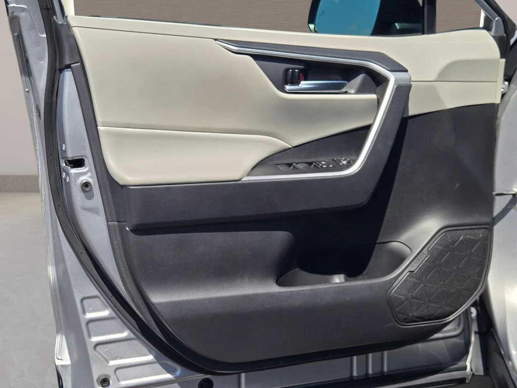 Used 2021 Silver Toyota XLE image 19