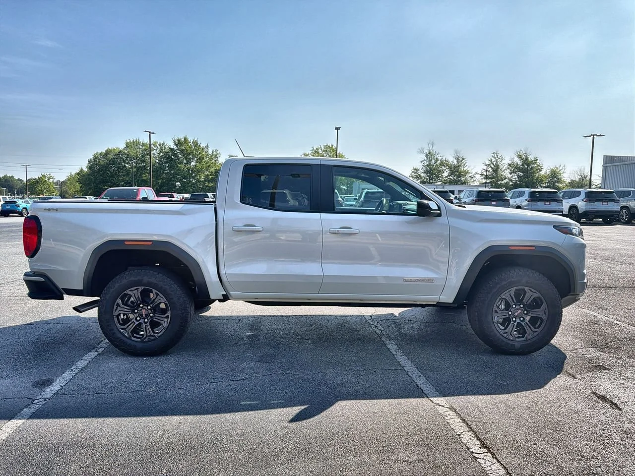 Used 2025 Summit White GMC Elevation image 9