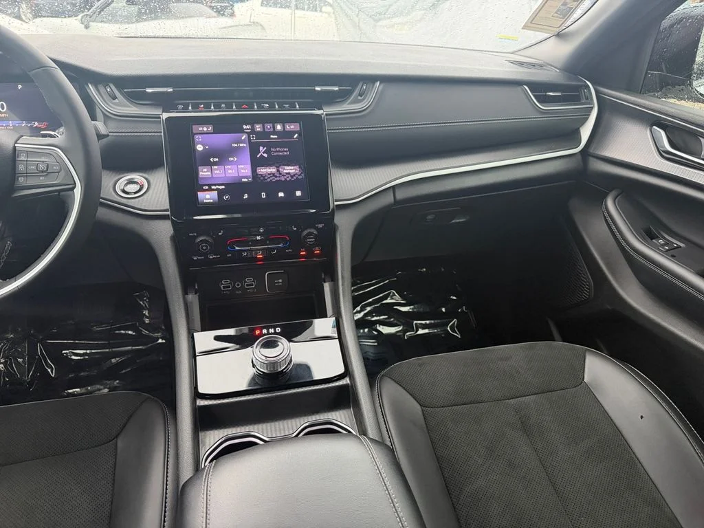 Used 2025 White Jeep Altitude image 15