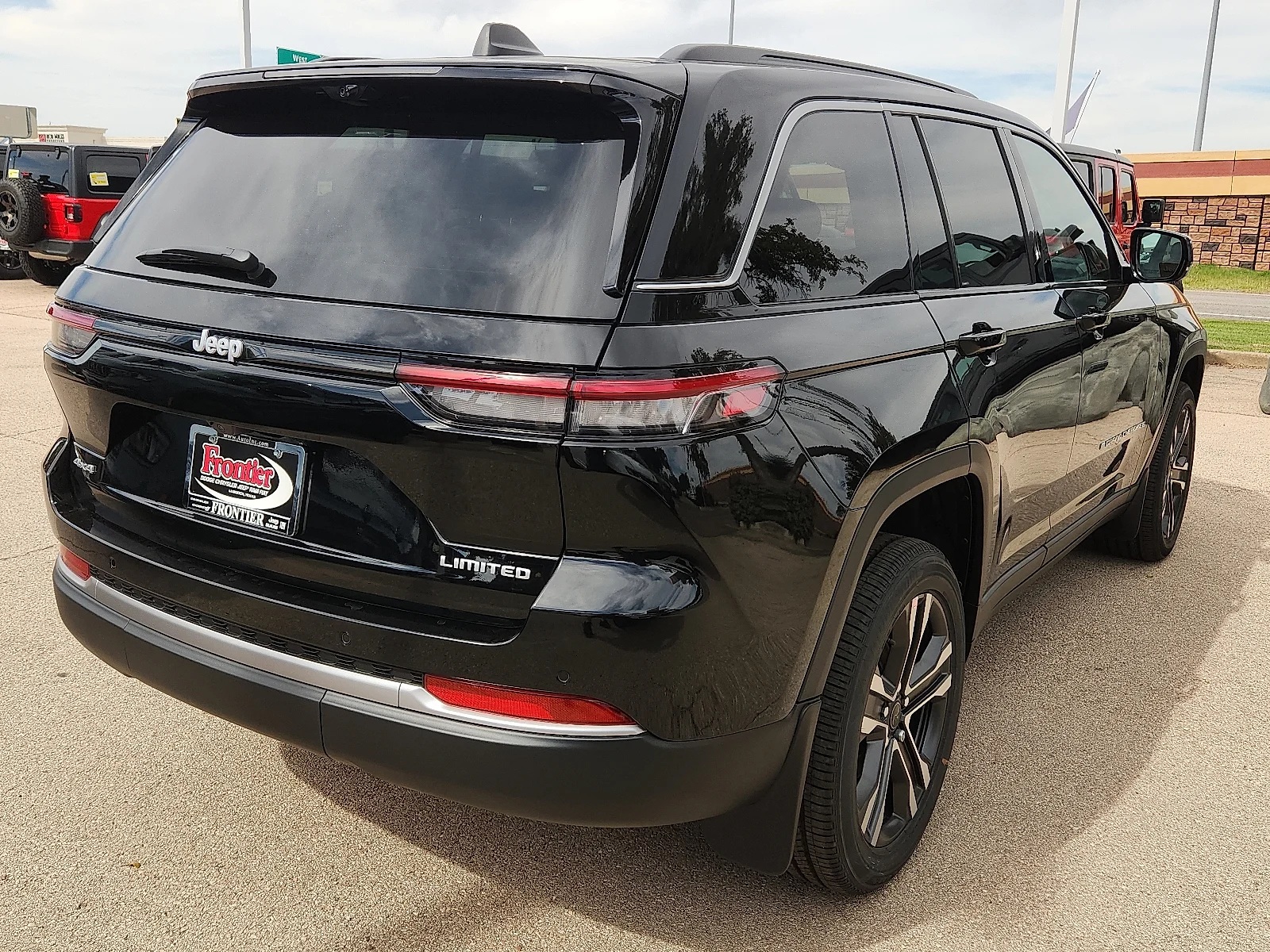 New 2027 High-Gloss Black Paint Jeep LIMITED 4X4 image 4