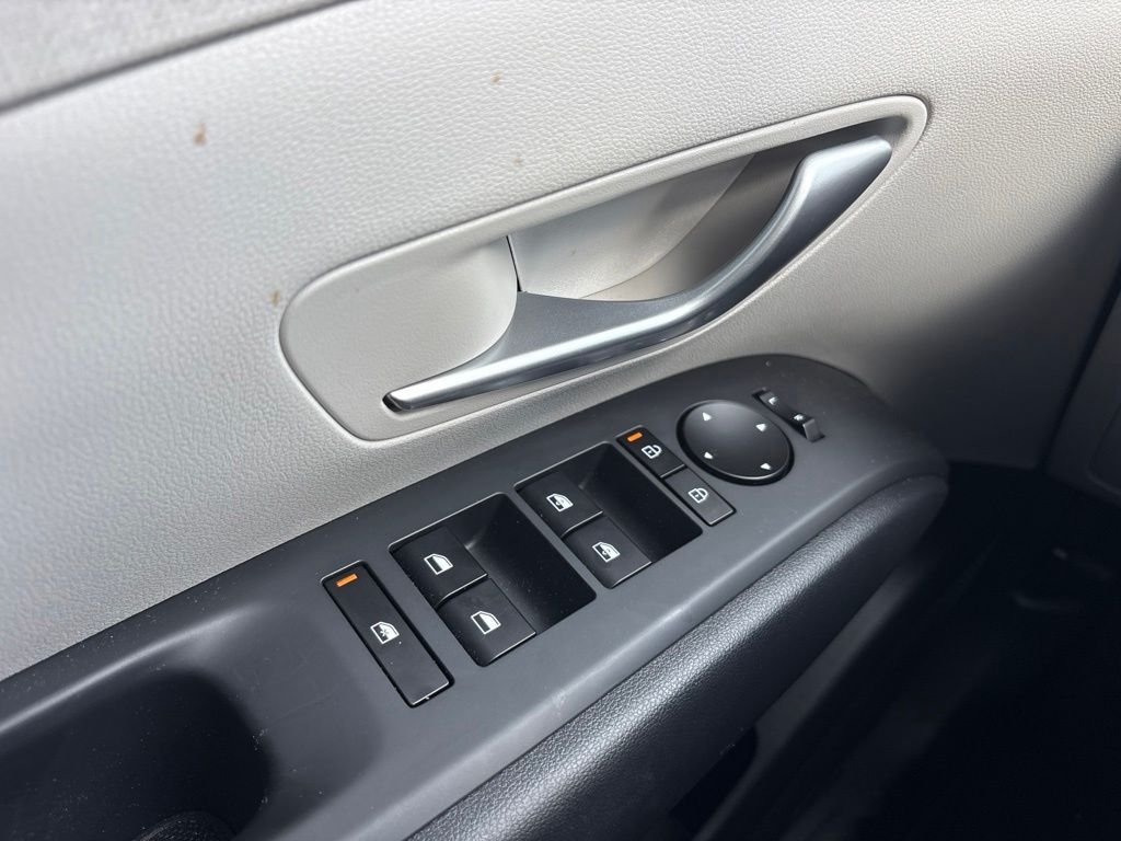 Used 2025 White Hyundai SEL Convenience image 25