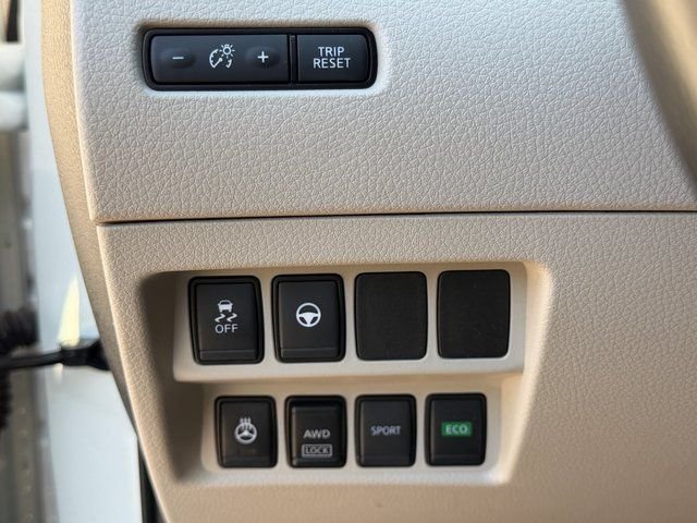 Used 2022 White Nissan SL image 26