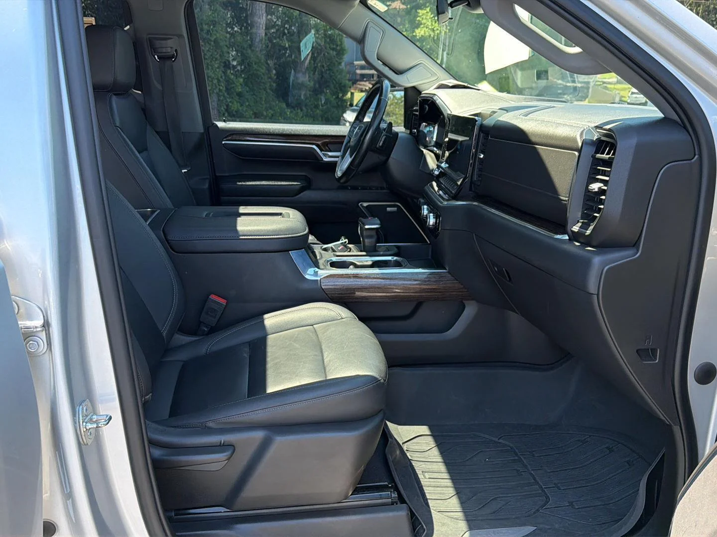 Used 2022 Quicksilver Metallic GMC Elevation image 13