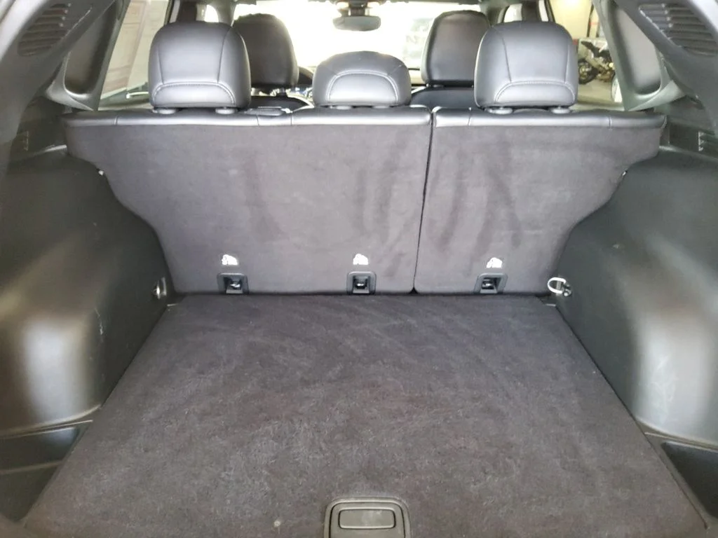 Used 2024 White Jeep Latitude image 27