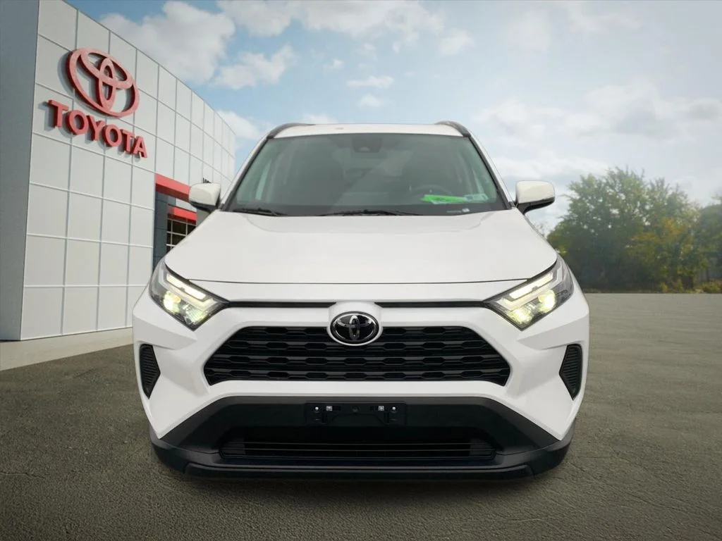 Used 2025 White Toyota XLE image 8