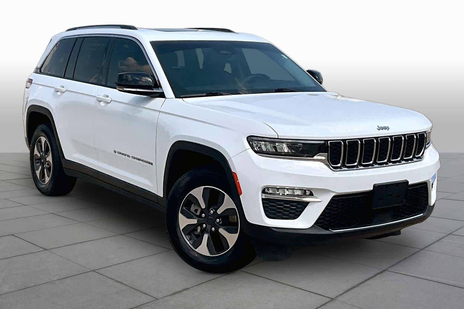 Used 2022 Bright White Clearcoat Jeep  image 3