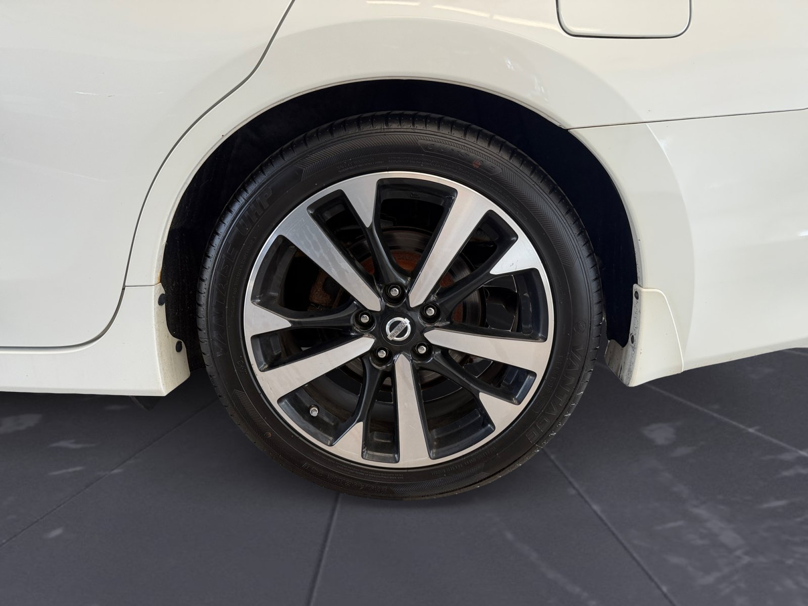 Used 2018 Pearl White Nissan 2.5 SR image 43