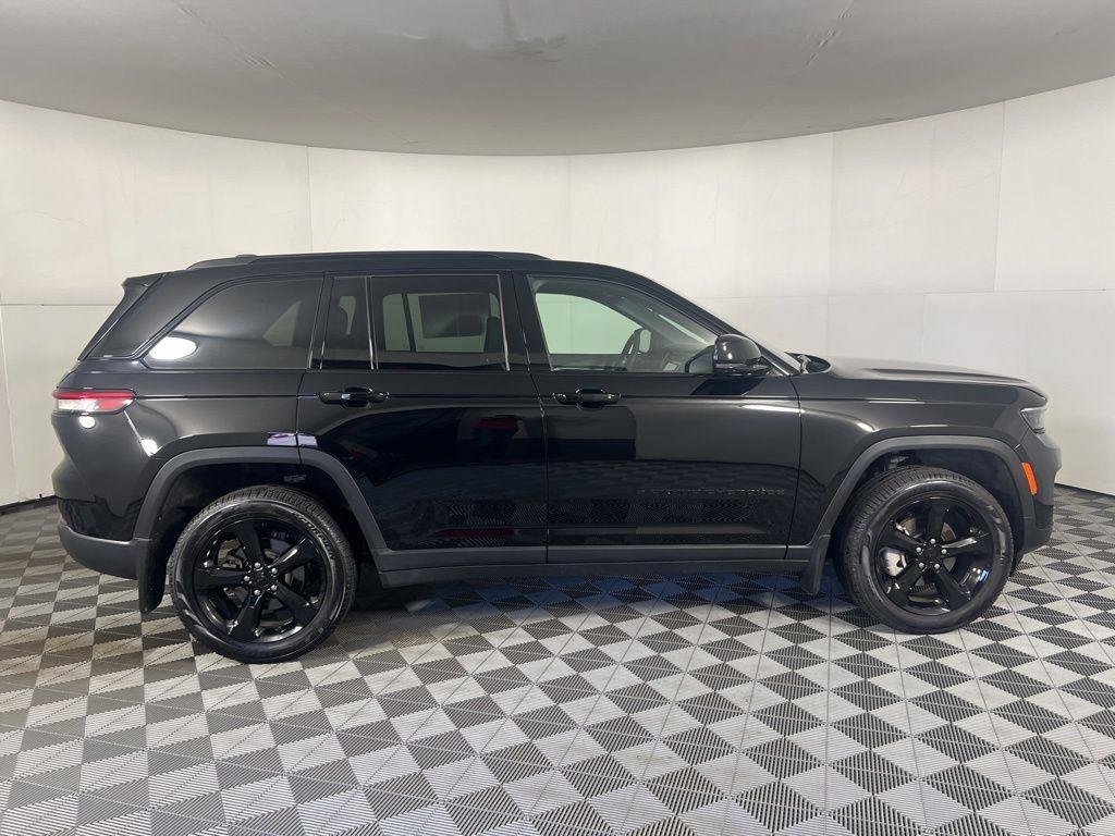 Used 2025 Diamond Black Crystal Pearlcoa Jeep Limited image 10